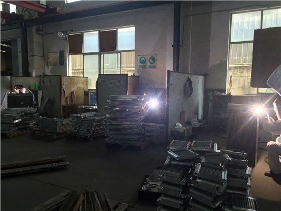 技術(shù)人員正在對芯體進(jìn)行焊接 技術(shù)人員正在對芯體進(jìn)行焊接