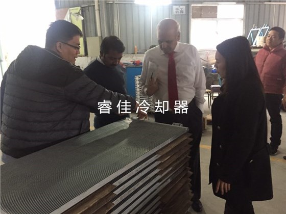 外國(guó)客戶參觀生產(chǎn)車間.jpg 外國(guó)客戶參觀生產(chǎn)車間.jpg