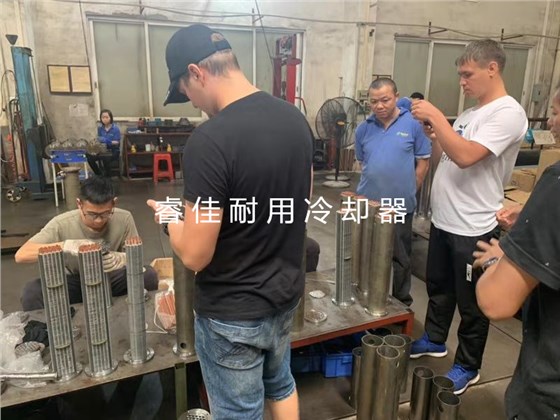 客戶觀看水冷卻器生產(chǎn)過程.jpg