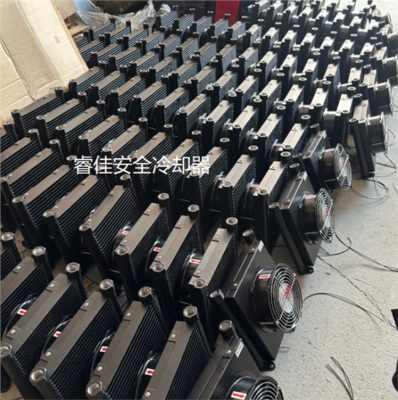 風(fēng)冷散熱器打包發(fā)貨