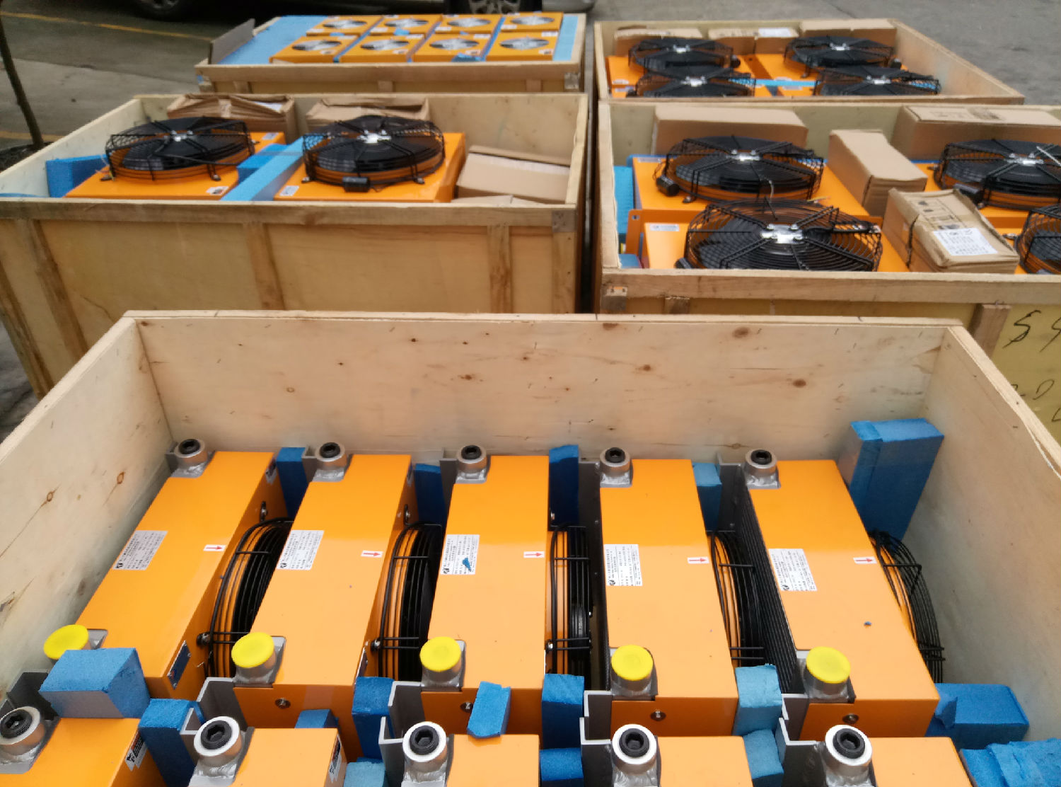 風(fēng)冷散熱器打包發(fā)貨