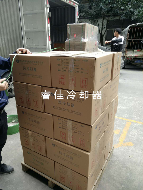 風(fēng)冷散熱器裝車(chē)發(fā)貨.jpg 風(fēng)冷散熱器裝車(chē)發(fā)貨.jpg