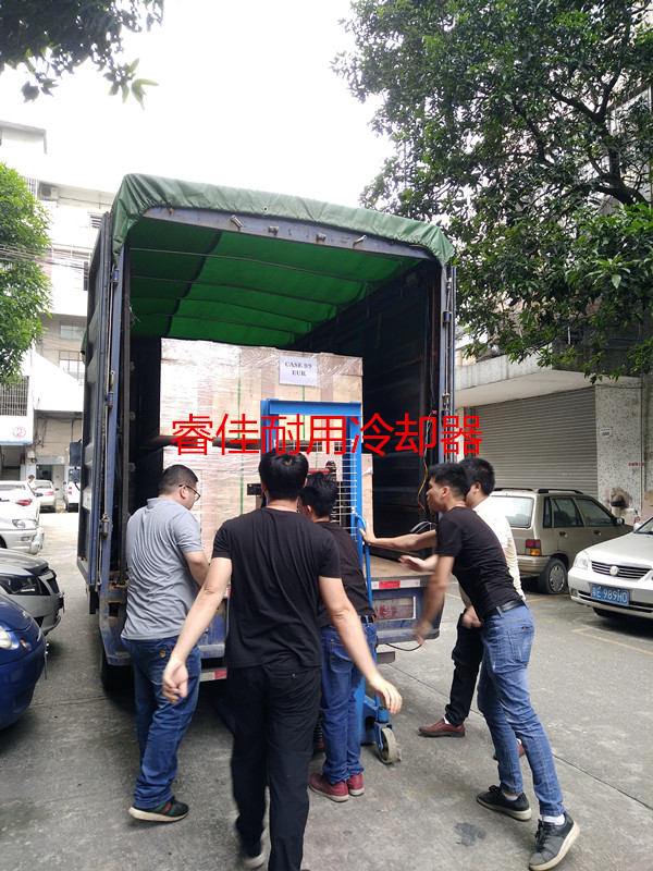 睿佳風(fēng)冷卻器裝車發(fā)貨.jpg