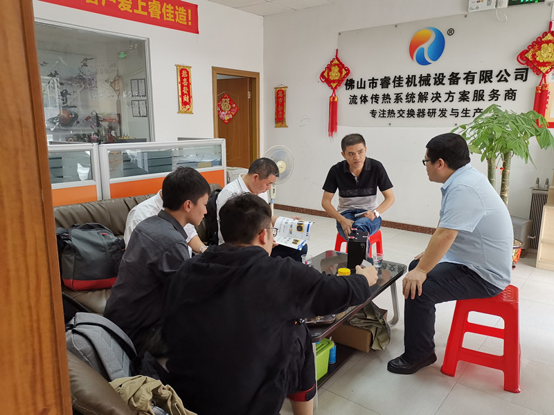 客戶與睿佳工程師商討方案.jpg 客戶與睿佳工程師商討方案.jpg