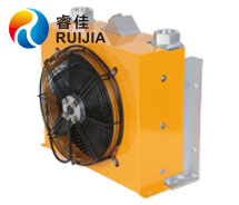 【碼頭機(jī)械】RJ357<font color='red'>油冷卻器</font> 為客戶(hù)提供貼心防腐處理