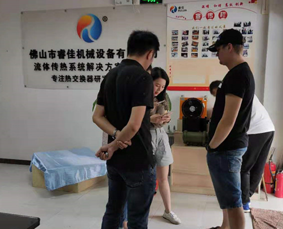 外國客戶到訪睿佳水<font color='red'>冷卻器廠家</font>